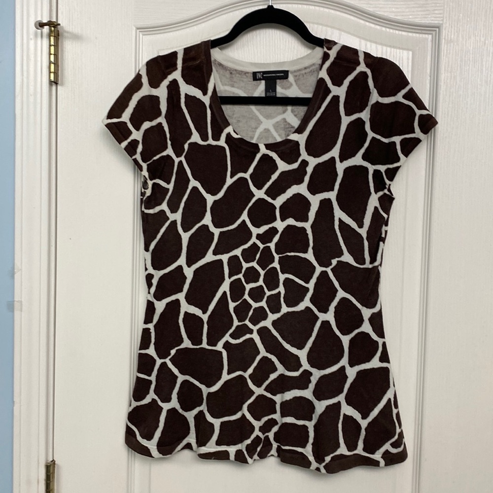 Top with cap sleeves, giraffe print.